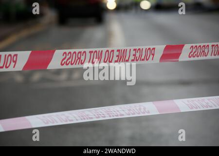 London, Großbritannien. Dezember 2023. Polizeiaufnahmen an einem Tatort in London. (Foto: Steve Taylor/SOPA Images/SIPA USA) Credit: SIPA USA/Alamy Live News Stockfoto