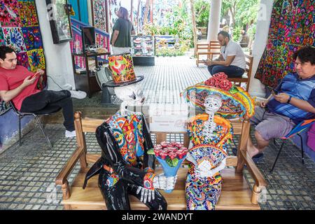 Merida Mexico, Centro Historico zentrales historisches Viertel, La Catrina Tag der Toten Skelette männlich weiblich, Geschenke Souvenirs, Kunstkollektivgalerie Maya Mad Stockfoto