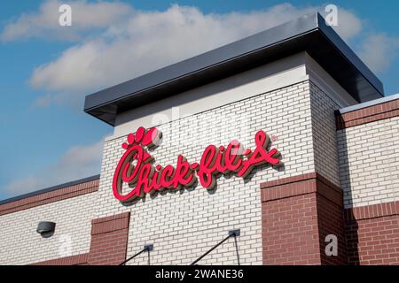 Maplewood, Minnesota. Chick-Fil-A.. Chick-Fil-A ist eine amerikanische Fast-Food-Restaurantkette, die sich auf Hühnchen-Sandwiches spezialisiert hat. Stockfoto