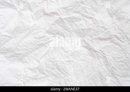 Zerknittertes oder zerknittertes weißes Schablonenpapier wird für zerknittertes Papier im Hintergrund verwendet. Stockfoto