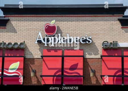 West St. Paul, Minnesota. Applebee's Neighborhood Grill + Bar Restaurant. Applebee's konzentriert sich auf zwangloses Essen mit amerikanischen Standardgerichten wie Stockfoto