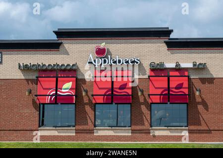 West St. Paul, Minnesota. Applebee's Neighborhood Grill + Bar Restaurant. Applebee's konzentriert sich auf zwangloses Essen mit amerikanischen Standardgerichten wie Stockfoto