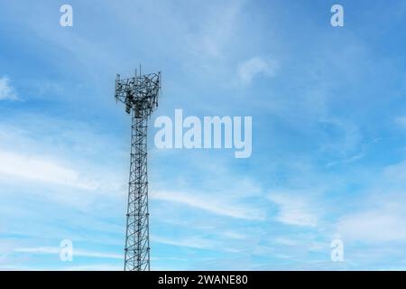 Der Internet-Signalturm oder der Mobilfunksignalturm ist auf einer Hintergrundstruktur mit blauem Himmel isoliert. Globale Kommunikation und Internetverbindung Co Stockfoto