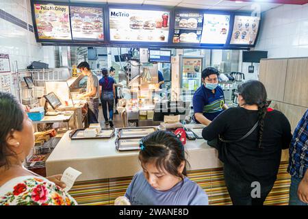 Merida Mexico, zentrales historisches Zentrum, McDonald's Fast Food, Overhead-Menü, Männer Männer männlich, Frauen weiblich, Erwachsene Bewohner, Chil Stockfoto