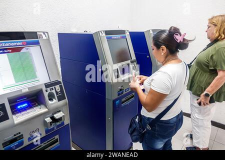 Merida Mexico, Centro Historico Central Historico Central Historico, Citibanamex Bankkunden, die einen Geldautomaten benutzen, weibliche Frauen, Erwachsene, Bewohner, innen innen innen Stockfoto