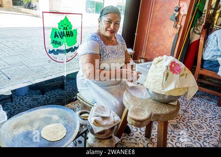 Merida Mexico, Centro Historico Central Historico, zentrale historische Viertel, demonstrieren Tortillas, La Chaya Maya, Yucateca Essen, Frauen Frauen weiblich, Erwachsene, Resi Stockfoto