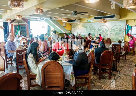 Merida Mexico, zentrales historisches Zentrum, Tische Stühle, La Chaya Maya, Yucateca Essen, Männer Männer männlich, Frauen weiblich, Erwachsene residieren Stockfoto