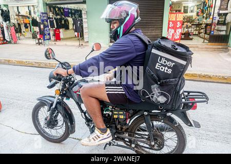 Merida Mexico, Centro Historico Central Historico Central Historico, Uber ißt Lieferung mit Fahrer, die Motorrad arbeiten, Mann Männer männlich, Erwachsene, Bewohner Stockfoto