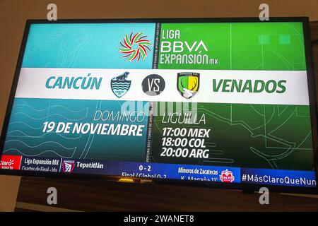 Merida Mexico, Centro Historico Central Historico, zentrales historisches Viertel, tv Kabel tv Monitor Bildschirm, Fußball Futbol Cancun vs Venados, Angestellte Arbeiter Stockfoto