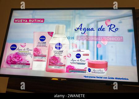 Merida Mexico, Centro Historico Central Historico, zentrales historisches Viertel, tv Kabel tv Monitor Bildschirm, kommerzielle Werbung, Agua de Rosas Nivea Hautcreme Stockfoto
