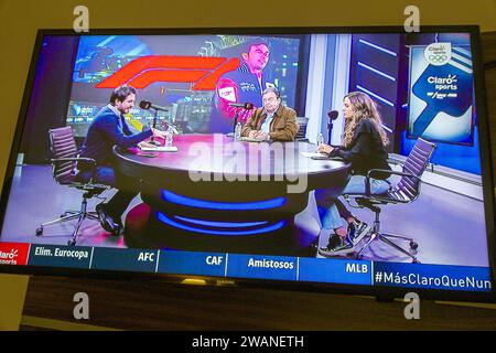 Merida Mexico, Centro Historico Central Historico, zentrales historisches Viertel, tv Kabel tv Monitor Bildschirm, Sportkommentatoren, Mann Männer männlich, Frau Frauen weiblich, A Stockfoto