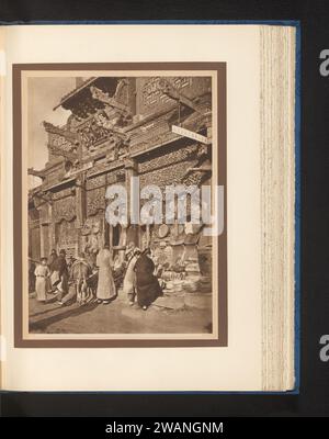 Unbekannte Menschen in einem Geschäft in Peking, Donald Mennie, ca. 1915 - in oder vor 1920 photomechanischen Druck Peking Papier historische Personen. Laden Sie Peking ein Stockfoto