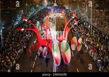 Madrid, Spanien. Januar 2024. Eine Gruppe riesiger Giraffen-Maskottchen wird während der traditionellen Parade der drei Weisen gesehen. In diesem Jahr kehrte die Three Kings Parade nach der Pandemie wieder auf die Straßen zurück, mit Wagen und Süßigkeiten für die Öffentlichkeit. (Foto: Miguel Candela/SOPA Images/SIPA USA) Credit: SIPA USA/Alamy Live News Stockfoto