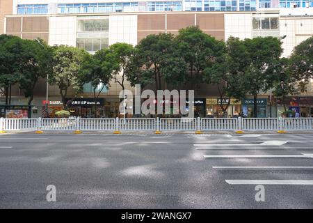 SHENZHEN, CHINA - 20. NOVEMBER 2019: Blick auf Shenzhen am Tag auf Straßenebene. Stockfoto