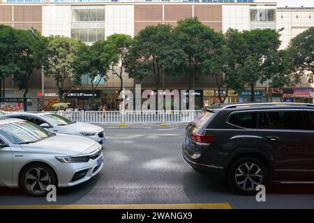 SHENZHEN, CHINA - 20. NOVEMBER 2019: Blick auf Shenzhen am Tag auf Straßenebene. Stockfoto