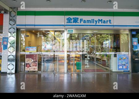 Shenzhen, China - 20. November 2019: Eintritt in den FamilyMart Store in Shenzhen. Stockfoto