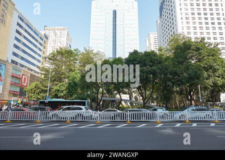 SHENZHEN, CHINA - 20. NOVEMBER 2019: Blick auf Shenzhen am Tag auf Straßenebene. Stockfoto