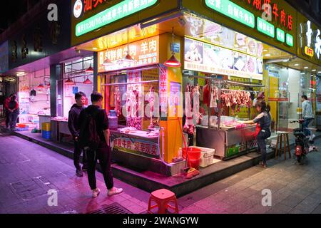 Shenzhen, China - 20. November 2019: Fleischerstand mit Fleisch in Shenzhen. Stockfoto