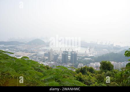 SHENZHEN, CHINA - 18. NOVEMBER 2019: Stadtlandschaft Shenzhen vom Xiaonanshan Park aus gesehen. Stockfoto