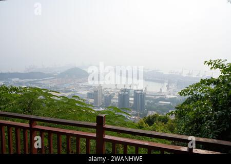 SHENZHEN, CHINA - 18. NOVEMBER 2019: Stadtlandschaft Shenzhen vom Xiaonanshan Park aus gesehen. Stockfoto