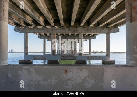 Die Unterseite der Rickenbacker Causeway Bridge in Miami, Florida, zeigt die Baustruktur. Stockfoto