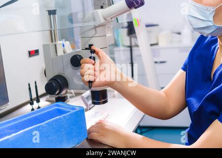 Arzt im Labor. Der Befruchtungsprozess der Eizelle durch Embryologen im Labor der in-vitro-Fertilisation. Stockfoto