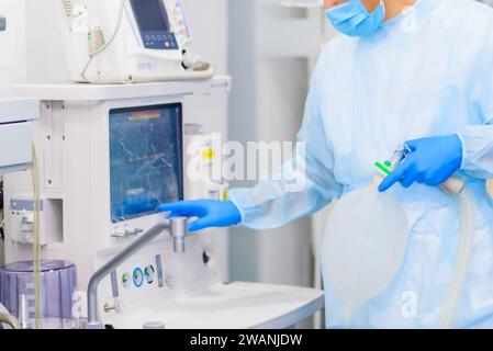 Professionelle Qualitätsmedizin. Der Anästhesiologe bereitet die Geräte für die Operation vor Stockfoto