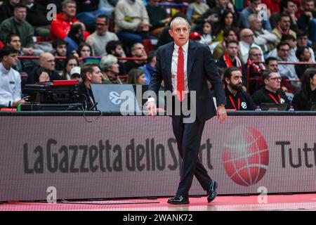 Mailand, Italien. Januar 2024. Ettore Messina Head Coach der EA7 Emporio Armani Mailand bei Turkish Airlines EuroLeague 2023/24 reguläre Saison Runde 19 Spiel zwischen EA7 Emporio Armani Mailand und FC Bayern München im Mediolanum Forum. ENDERGEBNIS : EA7 Mailand 76 | 62 Bayern M. (Foto: Fabrizio Carabelli/SOPA Images/SIPA USA) Credit: SIPA USA/Alamy Live News Stockfoto