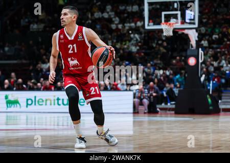 Mailand, Italien. Januar 2024. Diego Flaccadori #21 der EA7 Emporio Armani Milan wurde während der regulären Saison 2023/24 in Aktion zwischen EA7 Emporio Armani Milan und FC Bayern München im Mediolanum Forum gesehen. ENDERGEBNIS : EA7 Mailand 76 | 62 Bayern M. (Foto: Fabrizio Carabelli/SOPA Images/SIPA USA) Credit: SIPA USA/Alamy Live News Stockfoto