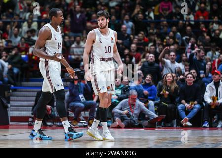 Mailand, Italien. Januar 2024. Leandro Bolmaro #10 des FC Bayern München (R) und Serge Ibaka #14 des FC Bayern München (L) wurden während des regulären Saisonspiels der Turkish Airlines EuroLeague 2023/24 in der Runde 19 zwischen EA7 Emporio Armani Milan und FC Bayern München im Mediolanum Forum gesehen. ENDERGEBNIS : EA7 Mailand 76 | 62 Bayern M. (Foto: Fabrizio Carabelli/SOPA Images/SIPA USA) Credit: SIPA USA/Alamy Live News Stockfoto