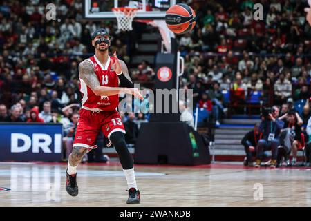 Mailand, Italien. Januar 2024. Shabazz Napier #13 der EA7 Emporio Armani Milan wurde während der regulären Saison 2023/24 in Aktion zwischen EA7 Emporio Armani Milan und FC Bayern München im Mediolanum Forum gesehen. ERGEBNIS : EA7 Mailand 76 | 62 Bayern M. Credit: SOPA Images Limited/Alamy Live News Stockfoto