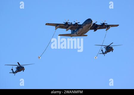 Tucson, Arizona, USA. Dezember 2023. Ein C-130J Combat King II der US Air Force, der der 79th Rescue Squadron zugewiesen wurde, demonstriert die Luft-Luft-Betankungsfähigkeit mit HH-60W Jolly Green II Hubschraubern der 55th Rescue Squadron während des Geo-Strategic Events der South American Air Chiefs Conference auf der Davis-Monthan Air Force Base, Ariz. Dezember. 6, 2023. Die einwöchige Konferenz vereinte führende Luftwaffe aus sieben südamerikanischen Partnerländern, um gemeinsam an künftigen Herausforderungen in der Region zu arbeiten. (Foto: Rachel Maxwell) (Foto: © U.S. Air Force/ZUMA Press Wire) ED Stockfoto