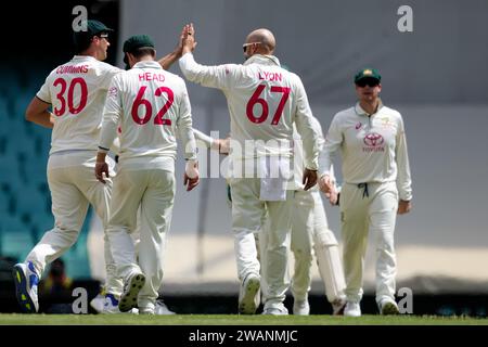 Sydney, Australien, 6. Januar 2024. Nathan Lyon aus Australien feiert am 4. Tag des dritten Testspiels zwischen Australien und Pakistan auf dem Sydney Cricket Ground am 6. Januar 2024 in Sydney, Australien, den Wicket von Mohammad Rizwan aus Pakistan. Quelle: Pete Dovgan/Speed Media/Alamy Live News Stockfoto