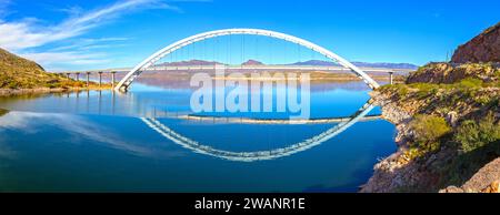 Roosevelt Bridge Arch Ellipse spiegelt sich im Apache Trail Lake Calm Water. Panoramablick auf die Landschaft der Superstition Mountains, Arizona im Südwesten der USA Stockfoto