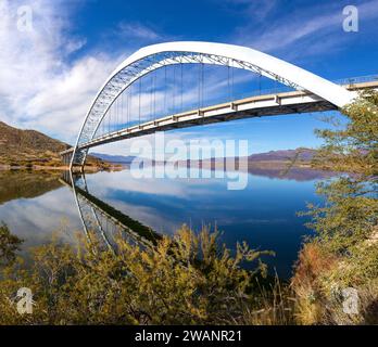 Roosevelt Bridge Arch Ellipse spiegelt sich im Apache Trail Lake Calm Water. Scenic Superstition Mountains Landscape Angle View, Arizona Südwesten der USA Stockfoto