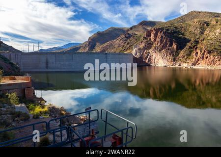 Theodore Roosevelt Dam Concrete Structure Viewpoint. Salt River Historic Apache Trail Superstition Mountains Wilderness Blue Sky Phoenix Arizona USA Stockfoto