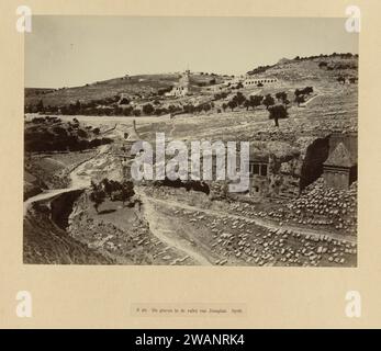 Brücke über den Kidron und das Grab von Absalom, in der Nähe von Jerusalem, ca. 1867 - ca. 1877 Foto Teil einer Gruppe von Fotos, die der Fotograf Richard Polak auf Reisen gesammelt hat. Dieses Foto wurde zusammen mit anderen Fotos ausgestellt, die er auf seinen Reisen am Rotterdamschen Kunstkring (1895), bei Arti und Amicitiae in Amsterdam (1897-1898?) gesammelt hat. Und Societeit 't Collegie in Kampen (Datum für die Zeit ist unbekannt). Kidron-dal-Papier. Brücke mit Albumendruck aus Karton. dale, Tal Kidron-Dal. Graftombe van absalom Stockfoto