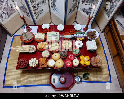 „Jesa“, eine traditionelle koreanische Kultur, die Speisen in Erinnerung an die Vorfahren zubereitet Stockfoto