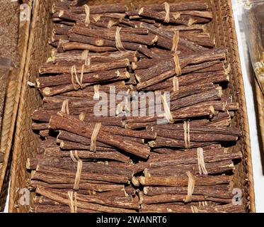 Süßholzwurzeln, Glycyrrhiza glabra, auf dem Markt Stockfoto