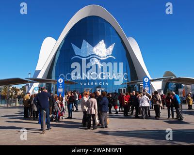 VALENCIA, SPANIEN - 1. MÄRZ 2016. Die Leute warten am Eingang des Ozeanographischen Ozeans, einem Meereskomplex in Valencia, Spanien Stockfoto