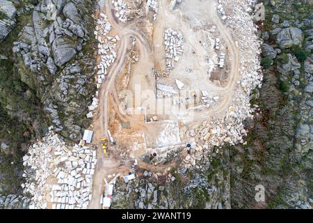 Drohnenansicht eines aktiven Granitsteinbruchs Stockfoto