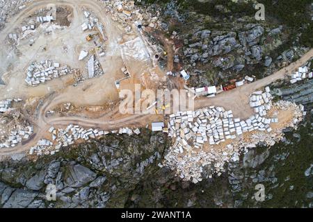 Zenithale Drohnenansicht eines aktiven Granitsteinbruchs Stockfoto