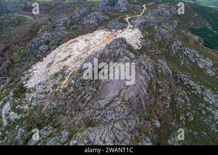 Drohnenansicht eines aktiven Granitsteinbruchs Stockfoto