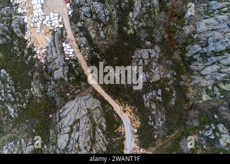 Drohnenschuss eines aktiven Granitsteinbruchs in Spanien Stockfoto