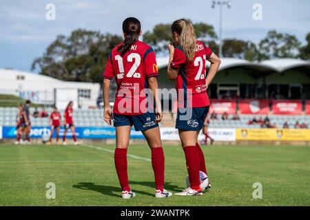 Adelaide, Australien. Januar 2024. Adelaide, Australien, 6. Januar 2024: Nanako Sasaki (12 Adelaide United) und Alana Jancevski (23 Adelaide United) diskutieren die Freistoßstrategie während des Liberty A-League-Spiels zwischen Adelaide United und Melbourne City im Marden Sports Complex in Adelaide, Australien (Noe Llamas/SPP). /Alamy Live News Stockfoto