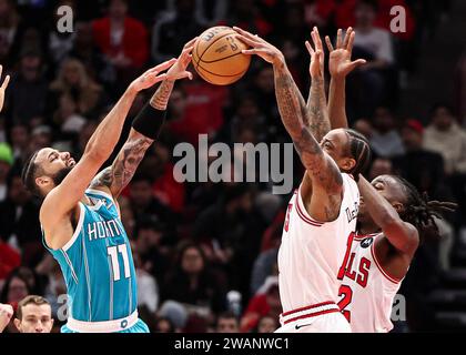 Chicago, USA. Januar 2024. Charlotte Hornets Stürmer Cody Martin (L) und Chicago Bulls Stürmer DeMar DeRozan (C) wetteifern um einen Rebound während des NBA-Spiels zwischen Chicago Bulls und Charlotte Hornets am 5. Januar 2024. Quelle: Joel Lerner/Xinhua/Alamy Live News Stockfoto