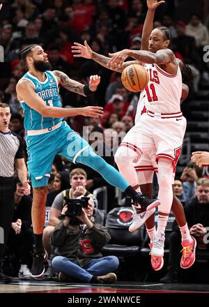 Chicago, USA. Januar 2024. Charlotte Hornets Stürmer Cody Martin (L) und Chicago Bulls Stürmer DeMar DeRozan wetteifern um einen Rebound während des NBA-Spiels zwischen Chicago Bulls und Charlotte Hornets am 5. Januar 2024. Quelle: Joel Lerner/Xinhua/Alamy Live News Stockfoto