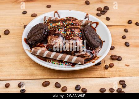 Acai mit Süßigkeiten und Schokolade, köstliches Dessert Stockfoto