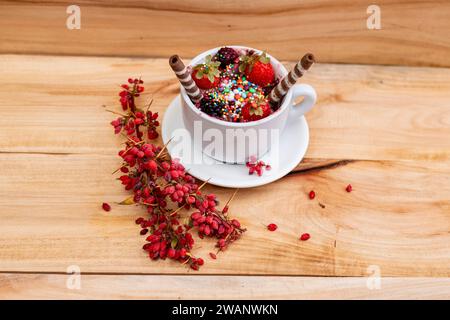 Acai mit Süßigkeiten und Schokolade, köstliches Dessert Stockfoto