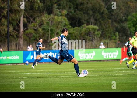 Bundoora, Australien. Januar 2024. Melbourne Victory FC Defenderin Emma Checker (#15) stürzt beim Liberty A-League Women’s Match zwischen Melbourne Victory FC und Western United FC in der Heimstadion der Matildas in Bundoora, Australien. Quelle: James Forrester/Alamy Live News Stockfoto